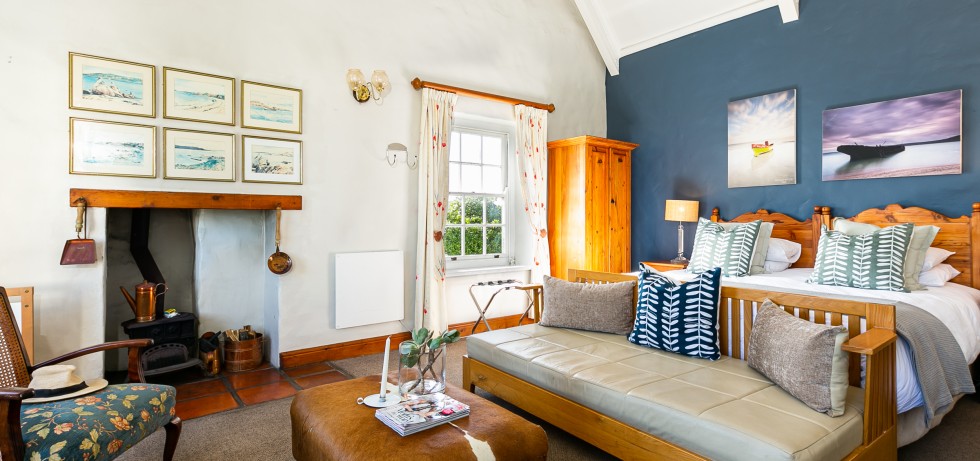 farmhouse-hotel-room